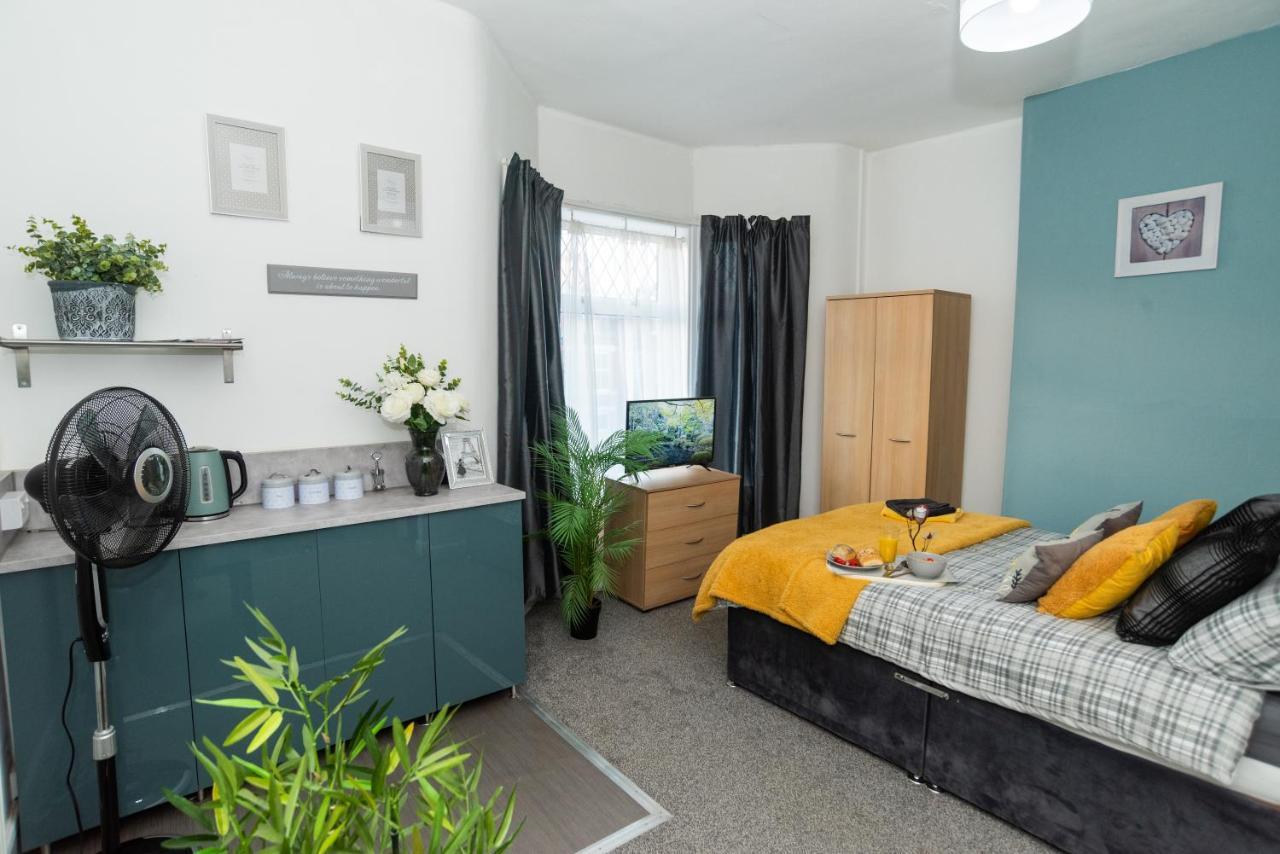 Bentley House With En-Suites クルー エクステリア 写真