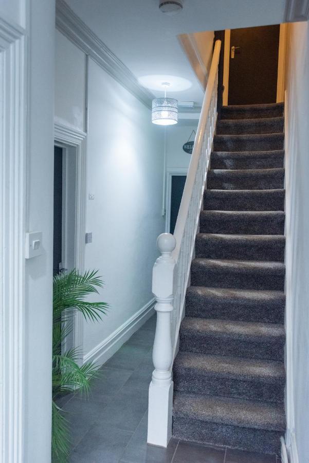 Bentley House With En-Suites クルー エクステリア 写真